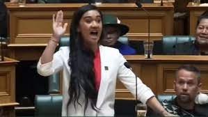 New Zealand: न्यूजीलैंड की सबसे कम उम्र की सासंद का वीडियो वायरल, माओरी भाषा में दिए भाषण को देख लोग हुए हैरान 2 image 8