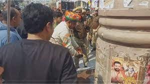 Bharat Jodo Nyay Yatra: राहुल गांधी के जनसभा स्थल को BJP कार्यकर्ताओं ने गंगाजल से धोया, जमकर हुई नारेबाजी, देखें Video 2 image 145