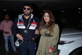 Kapil Sharma Video: कपिल शर्मा का दिखा ऐसा लुक की फैंस गए चौंक, पत्नी गिन्नी के साथ एयरपोर्ट पर हुए स्पॉट 1 image 204
