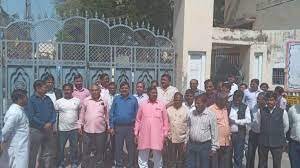 Uttar Pradesh: मुजफ्फरनगर में शिक्षक की हत्या का मामला गरमाया, नाराज टीचरों ने UP Board कॉपी चेकिंग का किया बहिष्कार 1 image 269