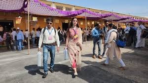 Lok Sabha Election 2024: वोटिंग के बीच आंखों पर चश्मा और लाल सूट पहने ईशा अरोड़ा का वीडियो वायरल, जानें- क्या है मामला 2 image 227