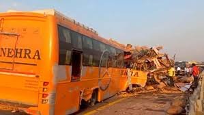 Road Accident: लखनऊ-आगरा एक्सप्रेसवे पर भीषण सड़क हादसा, बस और ट्रक की आपस में भिड़ंत से 4 की मौत जबकि 30 घायल 1 image 261
