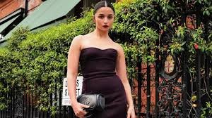 Alia Bhatt Cryptic Post: सिटिजनशिप को लेकर हो रही डिबेट के बीच आलिया भट्ट ने शेयर किया पोस्ट, कहा- प्यार, कोई भी तर्क... 2 image 166