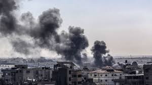 Israel Hamas War: इजरायल ने राफा में उतारे टैंक, बरसाए बम, जगह छोड़ भागने को मजबूर हुए फिलिस्तीनी 2 image 60