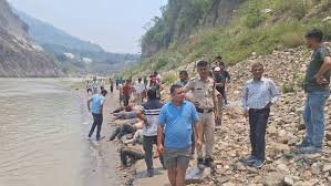 Badrinath Accident: उत्तराखंड के बद्रीनाथ हाईवे पर बड़ा हादसा, ट्रेवलर अलकनंदा नदी में गिरी, 10 की मौत 1 image 143