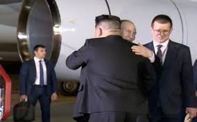 Putin in North Korea: एयरपोर्ट पर पुतिन को खुद लेने पहुंचे किम जोंग, एक दूसरे को लगाया गले तो अमेरिका को लगी मिर्च 1 image 180