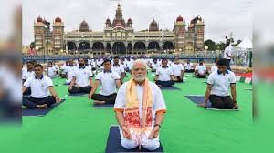 International Yoga Day: 'योग इकोनॉमी को बढ़ते देख रही दुनिया', अंतरराष्ट्रीय योग दिवस के 10 साल की ऐतिहासिक यात्रा पर क्या बोले PM मोदी? 2 image 201