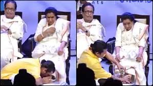 Sonu Nigam: ने आशा भोसले के पैर धोकर लिया आशीर्वाद, यूजर्स बोले- नेता बनने से कुछ कदम दूर 1 image 273