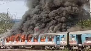Taj Express: यात्रियों ने बताई हादसे की विभीषिका, बोगी में लपटों से घिर गए...लगा कि अब नहीं बचेगी जान 1 image 40