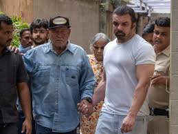 Salim Khan: 'लॉरेंस बिश्नोई को भेजूं क्या....', सलमान के पिता सलीम खान को बुर्का पहने हुए महिला ने दी धमकी 3 image 116