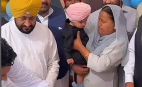 Sidhu Moosewala Birthday Video: सिद्धू मूसेवाला का मना बर्थडे, छोटे भाई ने काटा केक, वीडियो वायरल 4 image 44