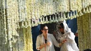 Karishma Kapoor Video: Ex पति संजय के अंतिम संस्कार पर करिश्मा कपूर ने की हरकत पर भड़के यूजर्स! कहा- सब ड्रामा 2 image 81