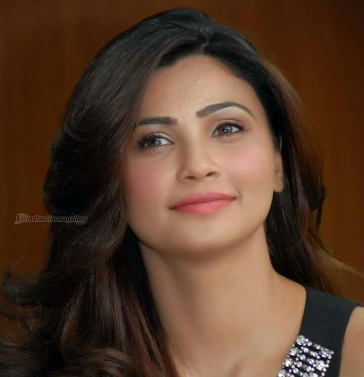 Beautiful Daisy Shah 3
