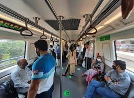 London Metro: इस शहर की मेट्रो में हेडफोन लगाना जरूरी, नहीं लगाया तो देने होंगे 1 लाख रुपये 1 image 53