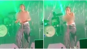 Rebecca Baby topless:‘अब मैं कपड़े नहीं पहनूंगी!’ लाइव शो पॉप सिंगर 'रेबेका बेबी' हुई टॉपलेस, फिर जो हुआ उसने सबको हिला दिया 1 image