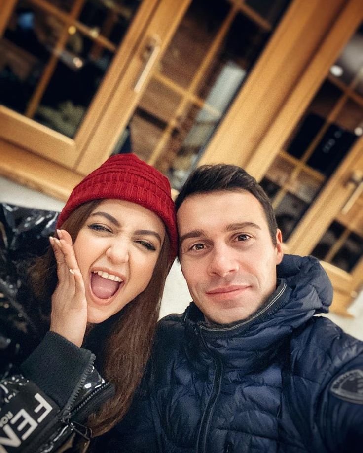 Monali Thakur Husband: कौन है मोनाली ठाकुर के हसबैंड माइक रिक्टर और क्या करते हैं, जानिए 2 WhatsApp Image 2025 09 10 at 4.13.45 PM