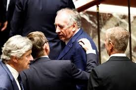 France government collapse: फ्रांस में फिर गिरी सरकार, PM फ्रांस्वा बायरू ने बहुमत खोया, अब किसे चुनेंगे राष्ट्रपति मैक्रों? 1 image 17